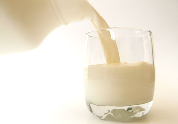 Uống thuốc cùng với sữa còn dễ làm cho thuốc hình thành màng bao phủ trên bề mặt, làm cho can-xi trong sữa và ion khoáng chất như kẽm… gây phản ứng hóa học với thuốc, hình thành chất hòa tan không phải nước.